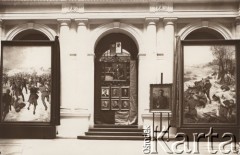 1938, Lwów, Polska.
Biblioteka Publiczna Miasta Lwowa, w środku wiszą portrety zasłużonych ofiarodawców, z prawej portret gen. Michała Tokarzewskiego.
Fot. NN, zbiory Ośrodka KARTA, udostępnił Jurij Karpenczuk
   
