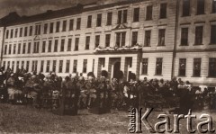 1930, Lwów, Polska.
 Uroczystości w Korpusie Kadetów, odsłonięcie pomnika.
 Fot. NN, zbiory Ośrodka KARTA, udostępnił Jurij Karpenczuk
   
