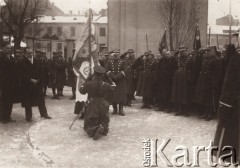 1934, Lwów, Polska.
Uroczystość wojskowa, za sztandarem stoi gen. Bolesław Popowicz, dowódca Okręgu Korpusu VI w latach 1928-1935.
Fot. NN, zbiory Ośrodka KARTA, udostępnił Jurij Karpenczuk
   
