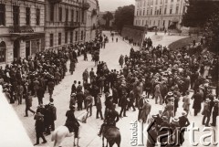 1900-1914, Lwów, Austro-Węgry.
 Widok od strony placu Akademickiego (ob. Prospekt Szewczenki) na ul. św. Mikołaja (ob. Hruszewskoho), z prawej dawny klasztor skasowanego przez władze austriackie zakonu Trynitarzy, zamieniony na pierwszą siedzibę lwowskiego Uniwersytetu - od 1918 r. tzw. Stary Uniwersytet, mieszczący obecnie Wydział Chemiczny i Fizyczny uniwersytetu.
 Fot. NN, zbiory Ośrodka KARTA, udostępnił Jurij Karpenczuk
   
