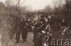 1911-1913, Lwów, Austro-Węgry.
 Obchody 100 urodzin Markijana Szaszkewycza (ur. 6 listopada 1811 w Pidlissiach, zm. 7 czerwca 1843 w Nowosiłkach) - ukraińskiego Poety romantycznego, pisarza, działacza oświatowego. Pisał wiersze liryczne i patriotyczne nawiązujące do twórczości ludowej, był także autorem elementarza do nauki języka ukraińskiego (ruskiego) dla szkół ludowych.
 Fot. NN, zbiory Ośrodka KARTA, udostępnił Jurij Karpenczuk
   
