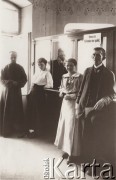 1900-1916, Lwów, Austro-Węgry.
 Pracownicy urzędu (banku, Poczty?), w okienku tabliczka z napisem: 