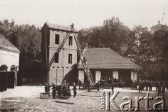 1920-1939, Lwów, Polska.
 Ulica Podwale, ćwiczenia Straży Pożarnej.
 Fot. NN, zbiory Ośrodka KARTA, udostępnił Jurij Karpenczuk
   
