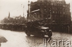 1920-1939, Lwów, Polska.
 Samochód strażacki przejeżdżający ulicą.
 Fot. NN, zbiory Ośrodka KARTA, udostępnił Jurij Karpenczuk
   
