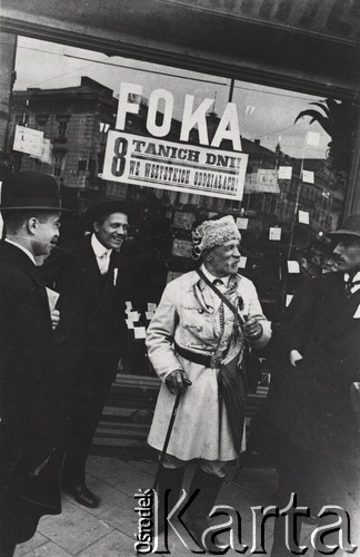 1900-1939, Lwów.
Mężczyzna przed zakładem usługowym 