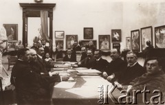 1920-1929, Lwów, Polska.
 Lwowska Galeria Obrazów, członkowie Komisji Sztuki zajmujacej się organizacją wystaw.
 Fot. NN, zbiory Ośrodka KARTA, udostępnił Jurij Karpenczuk
   
