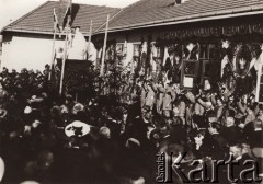 1900-1914, Lwów, Austro-Węgry.
 Szkoła Powszechna im. Juliusza Słowackiego przy ul. Lwowskiej (obecnie Balzaka). Przed budynkiem stoi pomnik patrona.
 Fot. NN, zbiory Ośrodka KARTA, udostępnił Jurij Karpenczuk
   
