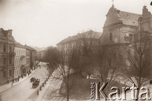 1900-1914, Lwów, Austro-Węgry.
 Widok od strony placu Akademickiego (ob. Prospekt Szewczenka) na ul. św. Mikołaja (ob. Hruszewskoho), z prawej kościół św. Mikołaja (ob. cerkiew Pokrowy), za nim dawny klasztor skasowanego przez władze austriackie zakonu Trynitarzy, zamieniony na pierwszą siedzibę lwowskiego Uniwersytetu - od 1918 r. tzw. Stary Uniwersytet, mieszczący obecnie Wydział Chemiczny i Fizyczny Uniwersytetu.
 Fot. NN, zbiory Ośrodka KARTA, udostępnił Jurij Karpenczuk
   
