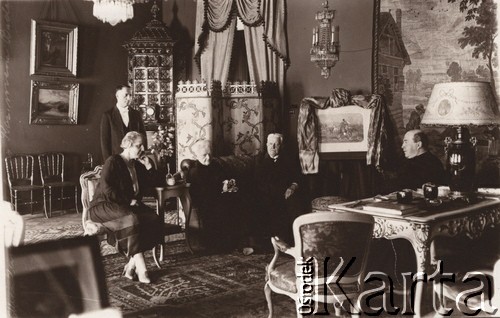 1900-1914, Lwów, Austro-Węgry.
 Grupa osób w salonie.
 Fot. NN, zbiory Ośrodka KARTA, udostępnił Jurij Karpenczuk
   
