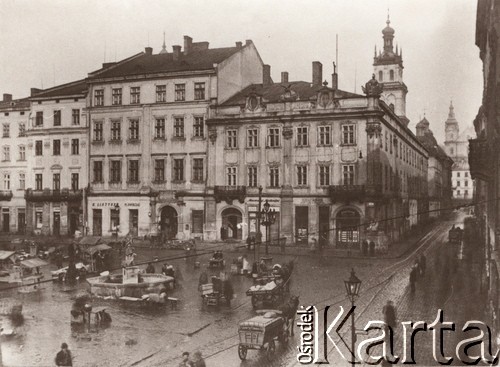 1900-1914, Lwów, Austro-Węgry.
 Rynek, widok na kamienice strony wschodniej i ulicę Ruską, w głębi cerkiew Wołoska (Uspieńska) z wieżą Korniaktowską. W tle wieża kościoła OO. Karmelitów (ob. cerkiew Pod wezwaniem św. Michała Archanioła)
 Fot. NN, zbiory Ośrodka KARTA, udostępnił Jurij Karpenczuk
   
