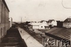 1900-1939, Lwów.
 Deski na placu przed budynkiem.
 Fot. NN, zbiory Ośrodka KARTA, udostępnił Jurij Karpenczuk
   
