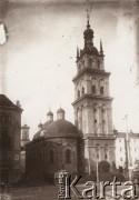 1900-1939, Lwów.
 Cerkiew Wołoska (Uspieńska) z wieżą Korniaktowską, widok z ul. Podwale na ul. Ruską.
 Fot. NN, zbiory Ośrodka KARTA, udostępnił Jurij Karpenczuk
   
