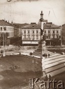 1895-1914, Lwów, Austro-Węgry.
 Widok na wschodnią stronę Placu Mariackiego (obecnie Plac Mickiewicza), kamienica za Pomnikiem Adama Mickiewicza została rozebrana w 2004 r. w ramach przebudowy śródmieścia.
 Fot. NN, zbiory Ośrodka KARTA, udostępnił Jurij Karpenczuk
   
