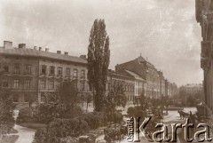 Przed 1900, Lwów, Austro-Węgry.
 Ulica Akademicka (ob. Prospekt Szewczenki), widok na stronę wschodnią. Zdjęcia zapewne z końca XIX wieku, Po zasklepieniu Pełtwi, a przed założeniem dwóch szpalerów alei topolowej, istniejącej do 1997 r., zlikwidowanej z powodu złego stanu drzew.
 Fot. NN, zbiory Ośrodka KARTA, udostępnił Jurij Karpenczuk
   
