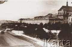 1888-1895, Lwów, Austro-Węgry.
 Widok na Wały Hetmańskie (obecnie Prospekt Swobody) w kierunku północnym. Zdjęcie wykonano między rokiem 1888, kiedy ukończono budowę bulwaru nad zasklepioną Pełtwią a rokiem 1895, kiedy wzniesono Teatr Wielki (ob. Opera). Z prawej fragment kościoła Jezuitów i ciąg budynków klasztornych, rozebranych Po 1906 r. W tle zabudowa placu Gołuchowskiego (ob. ul. Torgowa), częściowo istniejąca do dziś.
 Fot. NN, zbiory Ośrodka KARTA, udostępnił Jurij Karpenczuk
   
