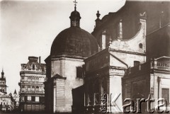 1900-1939, Lwów.
 Widok z Pod Katedry Łacińskiej na południowo-zachodni narożnik Rynku, z lewej wieża Cerkwi Wołoskiej, w tle kościół Karmelitów.
 Fot. NN, zbiory Ośrodka KARTA, udostępnił Jurij Karpenczuk
   
