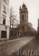 1920-1939, Lwów, Polska.
 Ogrodzenie i wieża Katedry Ormiańskiej przy ulicy Ormiańskiej, obecnie Wirmenskiej.
 Fot. NN, zbiory Ośrodka KARTA, udostępnił Jurij Karpenczuk
   
