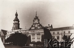 1900-1939, Lwów.
 Klasztor Ojców Bernardynów, widok elewacji wschodniej, z lewej wieża kościoła Bernardynów. Obecnie w budynku mieści się państwowe Historyczne Archiwum Ukrainy a kościół zamieniono na cerkiew.
 Fot. NN, zbiory Ośrodka KARTA, udostępnił Jurij Karpenczuk
   
