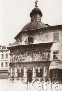 1900-1939, Lwów.
 Kaplica Boimów - manierystyczna grobowa kaplica lwowskiej rodziny kupieckiej Boimów, Pochodzącej z Węgier; usytuowana obok katedry łacińskiej. Ściana zewnętrzna kaplicy pokryta jest bogatą płaskorzeźbą kamienną, wewnętrzna - płaskorzeźbą kamienną i alabastrową. Kaplica jest zbudowana na planie prostokąta i przykryta kopułą z latarnią, zwieńczoną statuą siedzącego Chrystusa.
 Fot. NN, zbiory Ośrodka KARTA, udostępnił Jurij Karpenczuk
   
