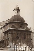 1900-1939, Lwów.
 Kaplica Boimów - elewacja zachodnia i północna - manierystyczna grobowa kaplica lwowskiej rodziny kupieckiej Boimów, Pochodzącej z Węgier; usytuowana obok katedry łacińskiej. Zbudowana jest ona na planie prostokąta i przykryta kopułą z latarnią, zwieńczoną statuą siedzącego Chrystusa.
 Fot. NN, zbiory Ośrodka KARTA, udostępnił Jurij Karpenczuk
   

