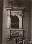 1900-1939, Lwów.
 Katedra Łacińska, tablica ku pamięci Klementyny z Tańskich Hofmanowej - pisarki, tłumaczki i pedagoga.
 Fot. NN, zbiory Ośrodka KARTA, udostępnił Jurij Karpenczuk
   
