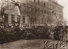 1915, Lwów.

 Generał Aleksiej Brusiłow w otoczeniu żołnierzy, kawalerów orderu św. Jerzego, przed Szkołą Ludową im. króla Jana Sobieskiego na ulicy Zamarstynowskiej.
 Fot. NN, zbiory Ośrodka KARTA, udostępnił Jurij Karpenczuk
   
