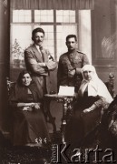1914-1915, Lwów.
.
 Pracownicy Czerwonego Krzyża.
 Fot. NN, zbiory Ośrodka KARTA, udostępnił Jurij Karpenczuk
   
