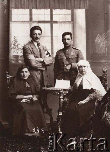 1914-1915, Lwów.
.
 Pracownicy Czerwonego Krzyża.
 Fot. NN, zbiory Ośrodka KARTA, udostępnił Jurij Karpenczuk
   
