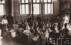 1915, Lwów.

 Posiłek w ochronce dla dzieci.
 Fot. NN, zbiory Ośrodka KARTA, udostępnił Jurij Karpenczuk
   
