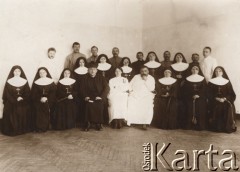 1915, Lwów.

 Personel szpitala, lekarze, ksiądz, zakonnice, sanitariusze.
 Fot. NN, zbiory Ośrodka KARTA, udostępnił Jurij Karpenczuk
   
