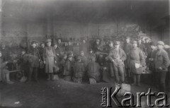 1915, Lwów.

 Żołnierze armii rosyjskiej i austriackiej, jeńcy?
 Fot. NN, zbiory Ośrodka KARTA, udostępnił Jurij Karpenczuk
   
