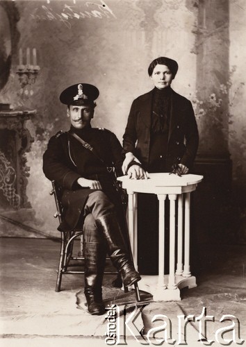 1914-1915, Lwów.
.
 Policjant Kantiejkin z żoną.
 Fot. NN, zbiory Ośrodka KARTA, udostępnił Jurij Karpenczuk
   
