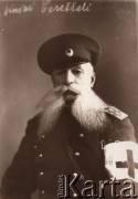 1914-1915, Lwów.
.
 Żołnierz armii rosyjskiej z opaską Czerwonego Krzyża na ramieniu.
 Fot. NN, zbiory Ośrodka KARTA, udostępnił Jurij Karpenczuk
   
