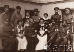 1914-1915, Lwów.
.
 Służby medyczne rosyjskie i austriackie, sanitariuszki.
 Fot. NN, zbiory Ośrodka KARTA, udostępnił Jurij Karpenczuk
   
