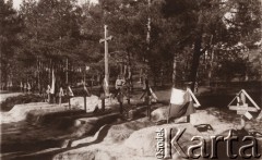 1915, Lwów.

 Cmentarz żołnierzy Poległych podczas walk wojsk austriackich i rosyjskich, z tyłu stoi żołnierz austriacki.
 Fot. NN, zbiory Ośrodka KARTA, udostępnił Jurij Karpenczuk
   
