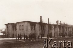 1918, Lwów, Polska.
 Fragment miasta, ulica Gródecka, grupa dzieci na chodniku przed budynkiem.
 Fot. NN, zbiory Ośrodka KARTA, udostępnił Jurij Karpenczuk
   
