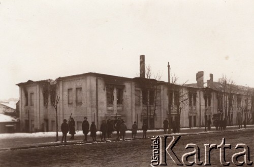 1918, Lwów, Polska.
 Fragment miasta, ulica Gródecka, grupa dzieci na chodniku przed budynkiem.
 Fot. NN, zbiory Ośrodka KARTA, udostępnił Jurij Karpenczuk
   
