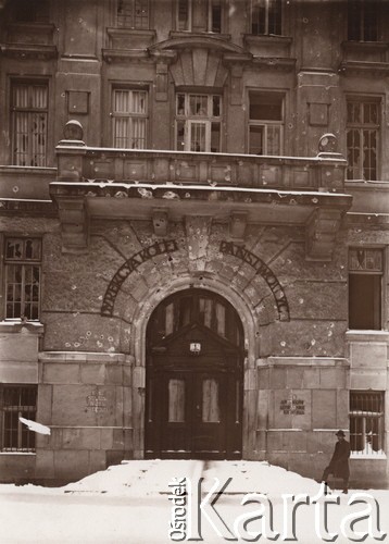 1918-1919, Lwów, Polska.
 Ostrzelany budynek Dyrekcji Kolei Państwowych przy ul. Zygmuntowskiej 1.
 Fot. NN, zbiory Ośrodka KARTA, udostępnił Jurij Karpenczuk
   
