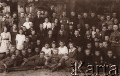 1919-1920, Lwów, Polska.
 Grupa gimnazjalistów z nauczycielami, część młodzież brała udział w obronie Lwowa.
 Fot. NN, zbiory Ośrodka KARTA, udostępnił Jurij Karpenczuk
   
