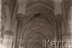 Marzec 1919, Lwów, Polska.
 Sklepienie kościoła św. Elżbiety przebite granatem 9.03.1919, podczas popołudniowego nabożeństwa, zginęły 4 osoby, 22 zostały ranne.
 Fot. NN, zbiory Ośrodka KARTA, udostępnił Jurij Karpenczuk
   
