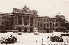 1918-1919, Lwów, Polska.
 Frontowa elewacja gmachu Sejmu Galicyjskiego, później Uniwersytetu im. Jana Kazimierza.
 Fot. NN, zbiory Ośrodka KARTA, udostępnił Jurij Karpenczuk
   
