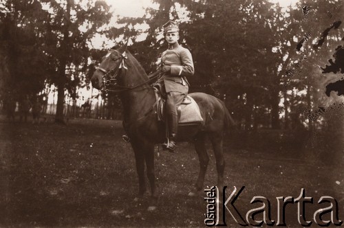 1919, Lwów, Polska.
 Major Antoni Szymański, kierownik oddziału operacyjnego Grupy Wielkopolskiej płk. Daniela Konarzewskiego, portret na koniu.
 Fot. NN, zbiory Ośrodka KARTA, udostępnił Jurij Karpenczuk
   
