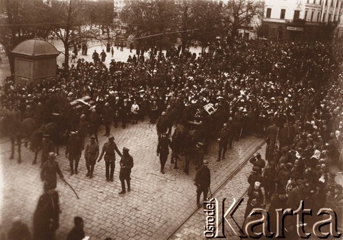 1919, Lwów, Polska.
 Plac Halicki, kondukt pogrzebowy.
 Fot. NN, zbiory Ośrodka KARTA, udostępnił Jurij Karpenczuk
   
