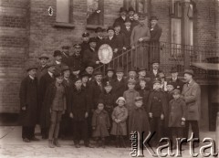 1919, Lwów, Polska.
 Członkowie Miejskiej Straży Obywatelskiej - III sekcja VI dzielnicy.
 Fot. NN, zbiory Ośrodka KARTA, udostępnił Jurij Karpenczuk, (dublet OK_019763)
   
