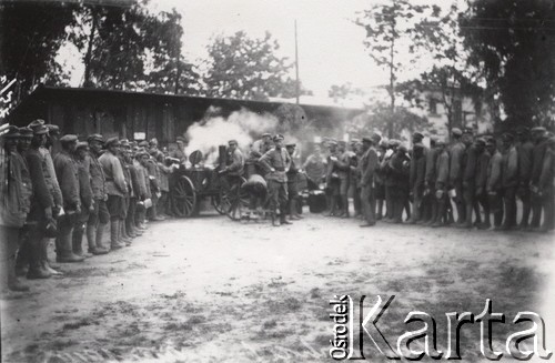 1919, Lwów, Polska.
 Kuchnia polowa dla kadetów, wydawanie zupy.
 Fot. NN, zbiory Ośrodka KARTA, udostępnił Jurij Karpenczuk
   
