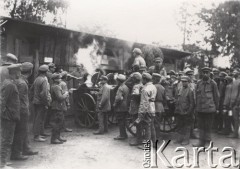 1919, Lwów, Polska.
 Kuchnia polowa dla kadetów, wydawanie zupy.
 Fot. NN, zbiory Ośrodka KARTA, udostępnił Jurij Karpenczuk
   
