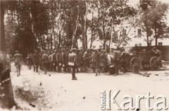 1919, Lwów, Polska.
 Ulica Bema, żołnierski posiłek.
 Fot. NN, zbiory Ośrodka KARTA, udostępnił Jurij Karpenczuk
   
