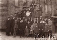 1919, Lwów, Polska.
 Członkowie Miejskiej Straży Obywatelskiej - III sekcja VI dzielnicy.
 Fot. NN, zbiory Ośrodka KARTA, udostępnił Jurij Karpenczuk, (dublet OK_019739)
   
