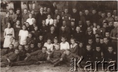 1919, Lwów, Polska.
 Uczniowie i nauczyciele z gimnazjum przy ulicy Łyczakowskiej.
 Fot. NN, zbiory Ośrodka KARTA, udostępnił Jurij Karpenczuk
   
