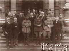 28.02.1919, Lwów, Polska.
 Misja koalicyjna z delegatami Ukraińców w czasie rozmów o zawieszeniu broni, trzeci od lewej stoi szef misji gen. Barthelemy, za nim prof. Lord, delegat amerykański, orędownik sprawy polskiej, gen. Carton de Viart - Anglia, major Stabile - Włochy.
 Fot. NN, zbiory Ośrodka KARTA, udostępnił Jurij Karpenczuk
   
